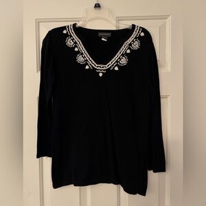 BANANA REPUBLIC SIZE MEDIUM LIGHTWEIGHT LONG SLEEVE TOP BLACK EMBROIDERED VNECK